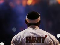 FB体育官网-铁翼遮天，伦纳德生死战封神，老鹰战术完胜公牛的启示