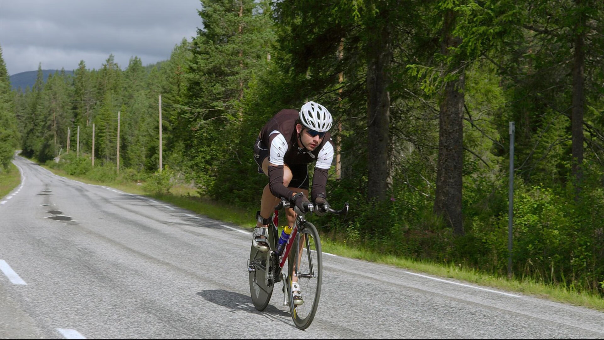 逆风翻盘，雷诺绝地反击，周冠宇刷新纪录之夜